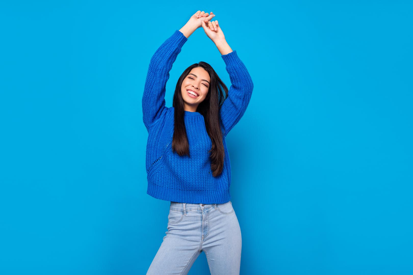 Plava: Plava je najpopularnija boja na svijetu. Prema anketi koju je proveo YouGov u 10 zemalja na četiri kontinenta, plava je bila najčešći izbor ispitanika na svim lokacijama. Stručnjaci vjeruju da univerzalna privlačnost plave boje proizlazi iz njene povezanosti s nebom i vodom, što budi osjećaje opuštenosti i mira, ističe dr. Lisa Lawless, psihoterapeutkinja i direktorica Holistic Wisdoma. Ljudi koji preferiraju plavu boju često su empatični, pošteni, pouzdani i vješti u rješavanju problema, dodaje psihologinja Michele Goldman. Osim toga, plava boja šalje poruku vjerodostojnosti, zbog čega je često koriste banke i druge ozbiljne institucije. 