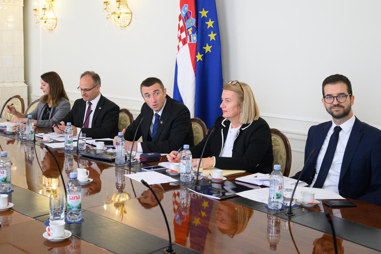Sjednica Povjerenstva za utvrdjivanje sudbina zrtava zlocina pocinjenih neposredno nakon Drugoga svjetskog rata odrzana je u Banskim dvorima