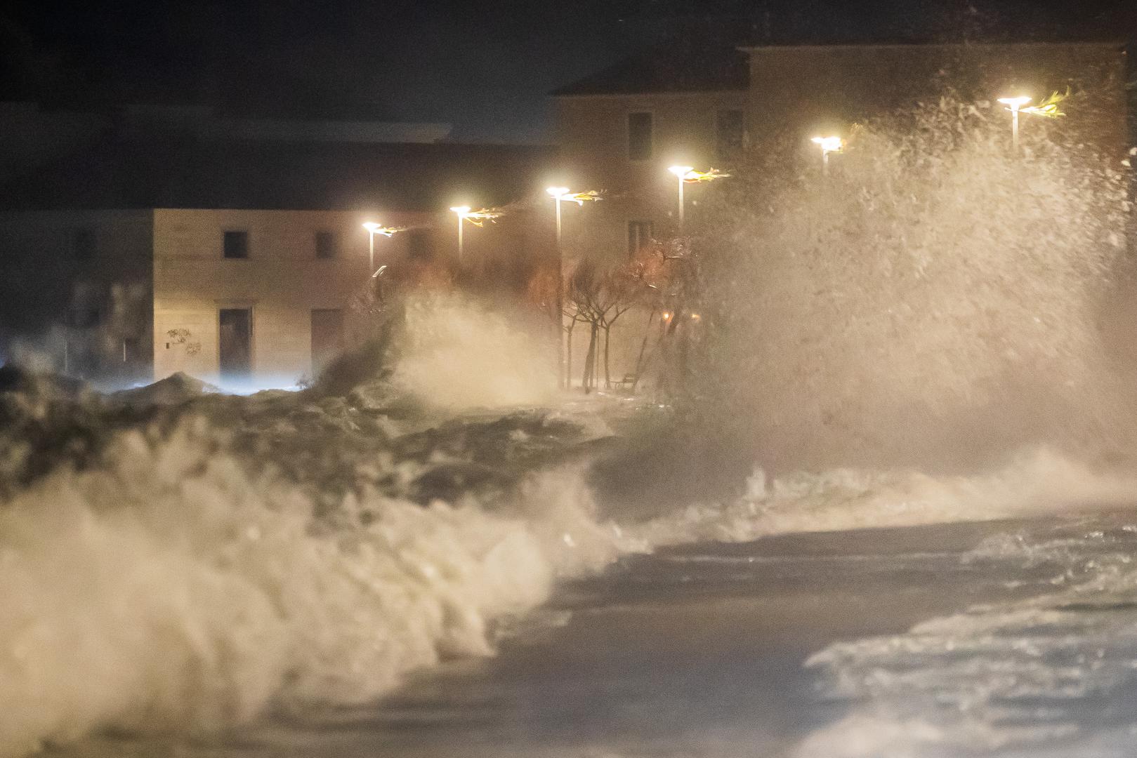 Kaštelanski su vatrogasci zaprimili pedesetak dojava građana u srijedu navečer radi olujnog juga koje je podiglo razinu mora zbog čega su poplavljeni brojni objekti i kuće smještene uz more.

