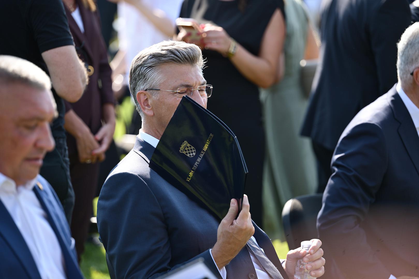 Dok je sunce snažno pržilo, premijer Andrej Plenković pokušavao se rashladiti mašući fasciklom, a ministrica Marija Vučković od vrućine se branila lepezom.