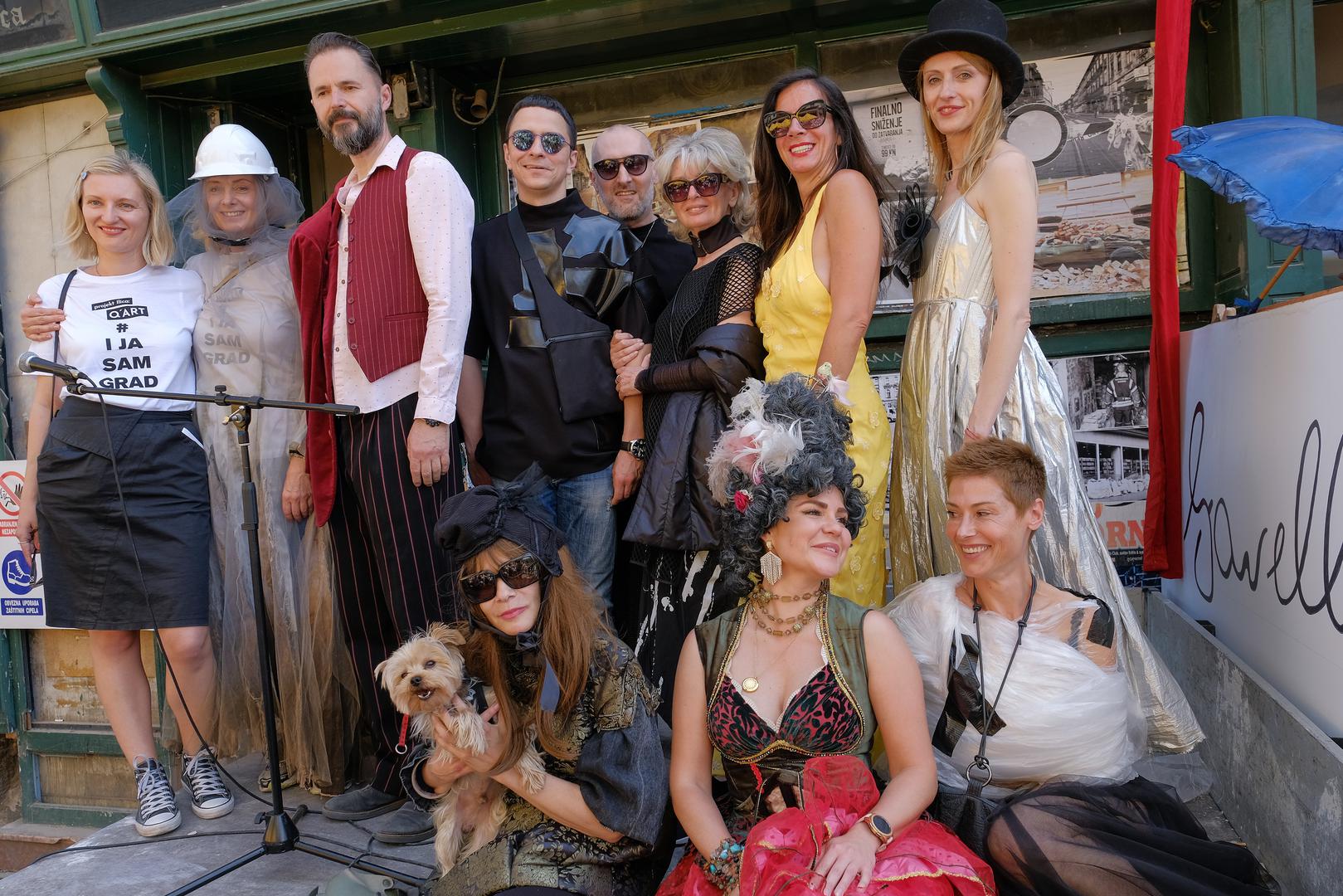 Ispred Victory Art Caffea u Ilici 67 bila je čitača proba predstave "Posjet stare dame", po drami Friedricha Dürrenmatta, u režiji Dore Ruždjak Podolski.