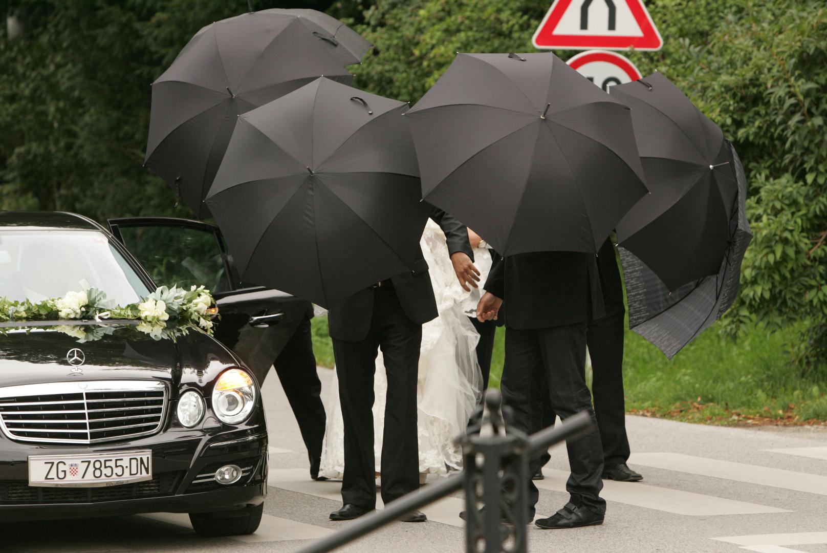 Prvi put su se vjenčali deset mjeseci ranije kod matičara kada je Malina bila u trećem mjesecu trudnoće. 