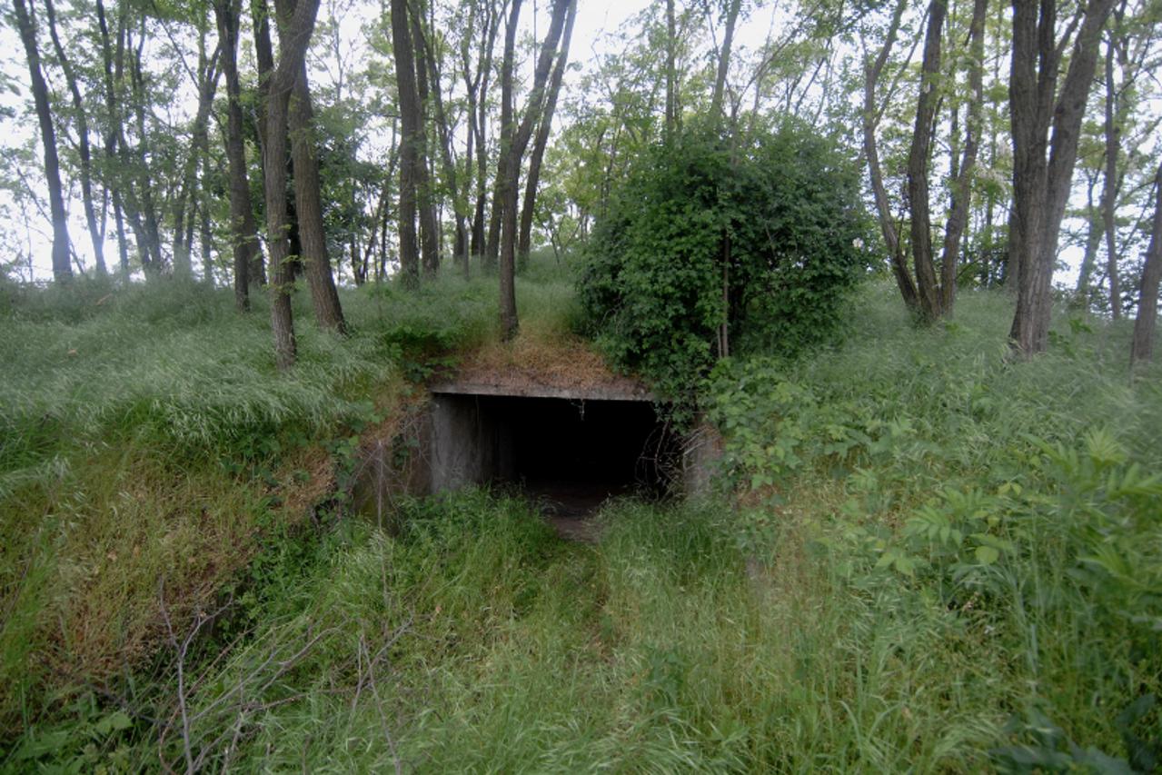 '11.05.2010,Semeljci,Hrvatska,osam zaostalih bunkera na podrucju opcine Semeljci,koje je gradila jna 50-ih godina proslog stoljeca u strahu od napada Rusa. jedan od vecih bunkera bit ce namjenjen za p