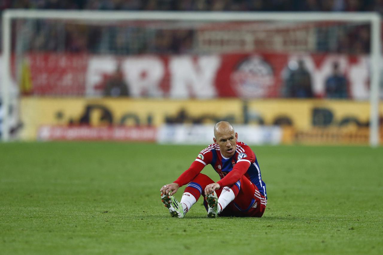 Bayern Munich's Arjen Robben sits on the pitch during their German Cup (DFB Pokal) semi-final soccer match against Borussia Dortmund in Munich, Germany April 28, 2015.             REUTERS/Michael Dalder TPX IMAGES OF THE DAY DFB RULES PROHIBIT USE IN MMS 