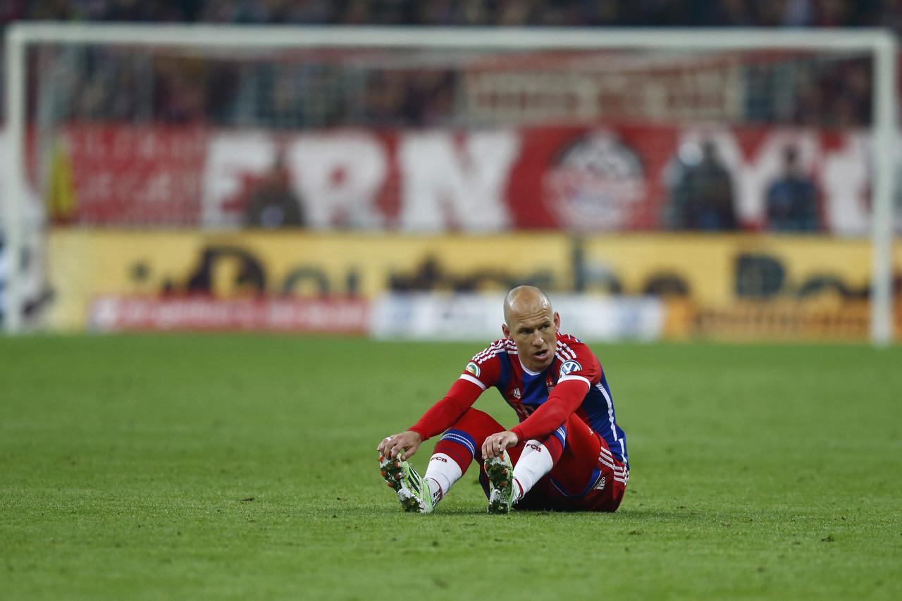 Bayern Munich's Arjen Robben sits on the pitch during their German Cup (DFB Pokal) semi-final soccer match against Borussia Dortmund in Munich, Germany April 28, 2015.             REUTERS/Michael Dalder TPX IMAGES OF THE DAY DFB RULES PROHIBIT USE IN MMS 