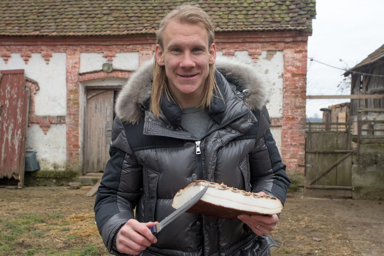 Donji Miholjac: Domagoj Vida s prijateljima ima farmu crnih svinja