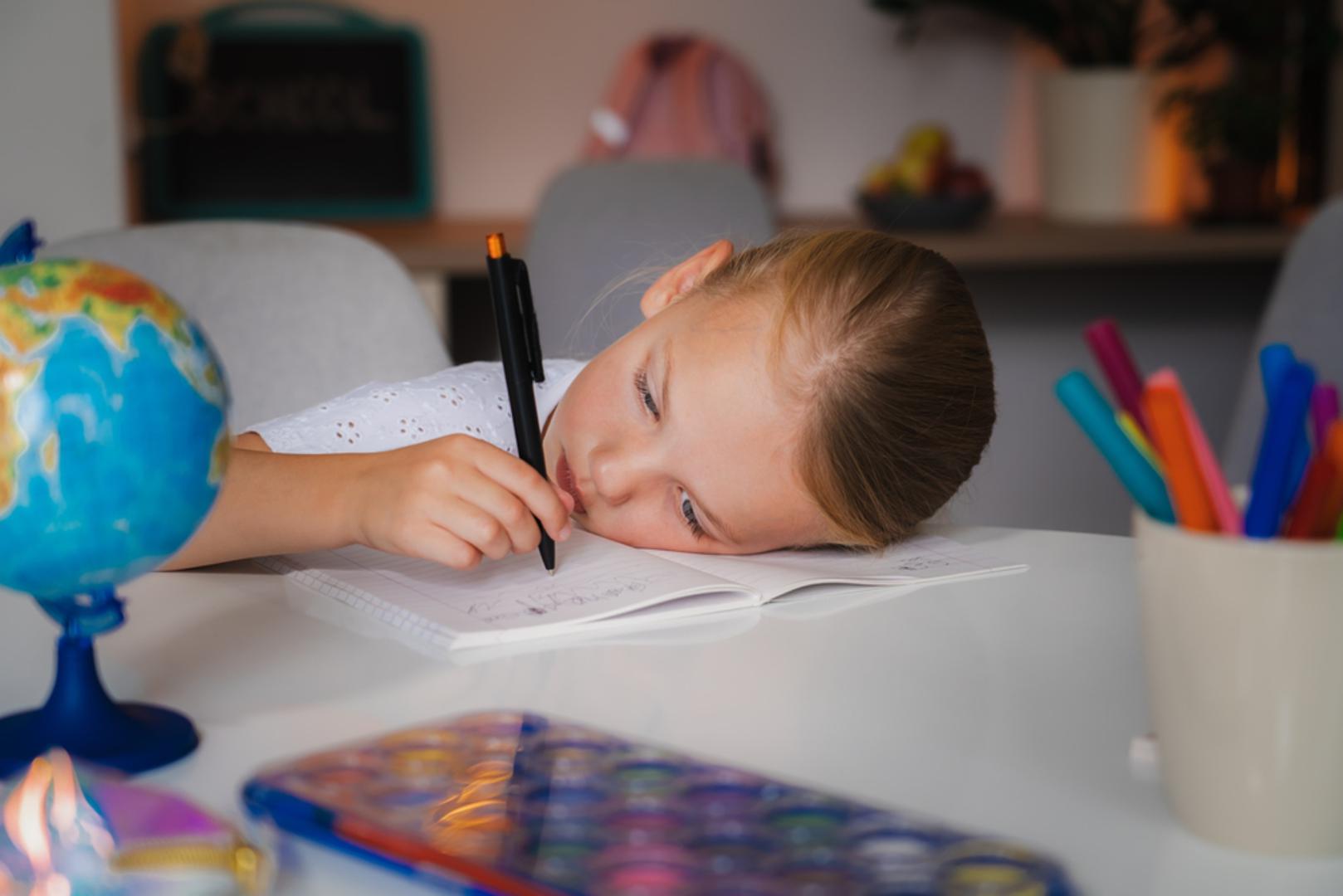 Smanjite ometanja: Dijete mora biti koncentrirano na rješavanje zadatka. Stoga, kad se piše domaća zadaća, nema televizije, glasne glazbe ni telefonskih razgovora. Ipak, poziv razrednom kolegi radi zadatka može ponekad biti koristan.
