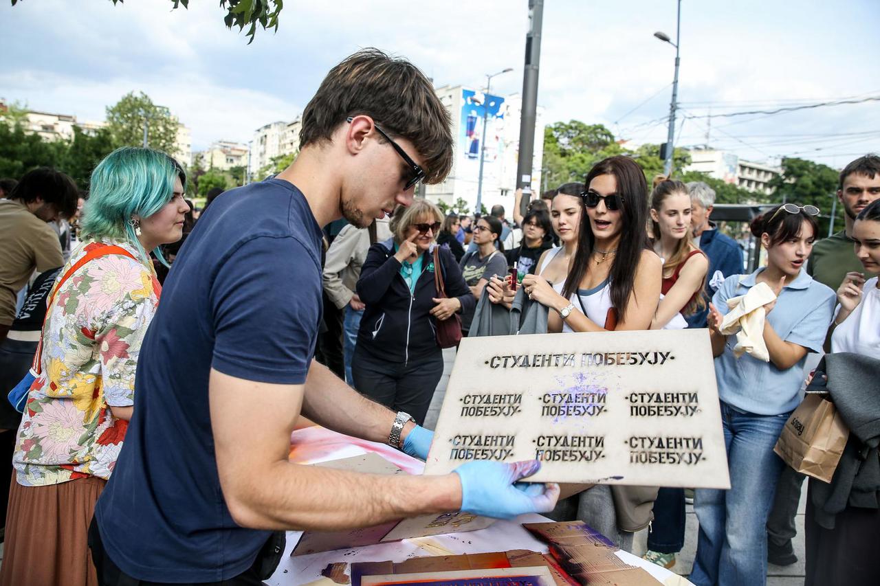 Beograd: Studenti pozvali građane na akciju tiskanja majica uoči skupa na Slaviji, režimske pristaše postavile transparente "Srbija pobjeđuje"