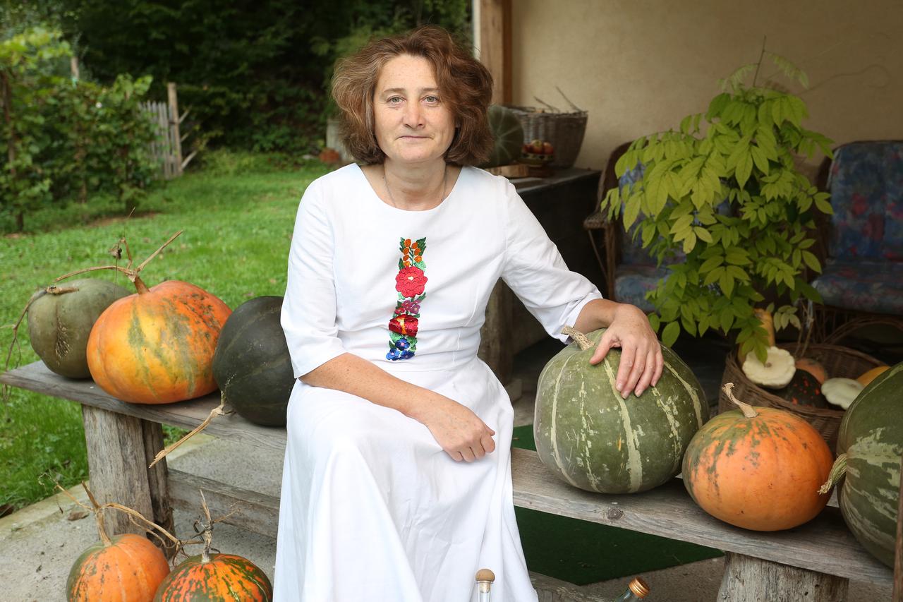 11.10.2016., Zumberak - Snjezana Klanfar, kandidatkinja za uzornu seosku zenu. OPG koji se bavi turizmom u Jurkovom Selu na Zumberku vodi sa suprugom Goranom.  Photo: Kristina Stedul Fabac/PIXSELL