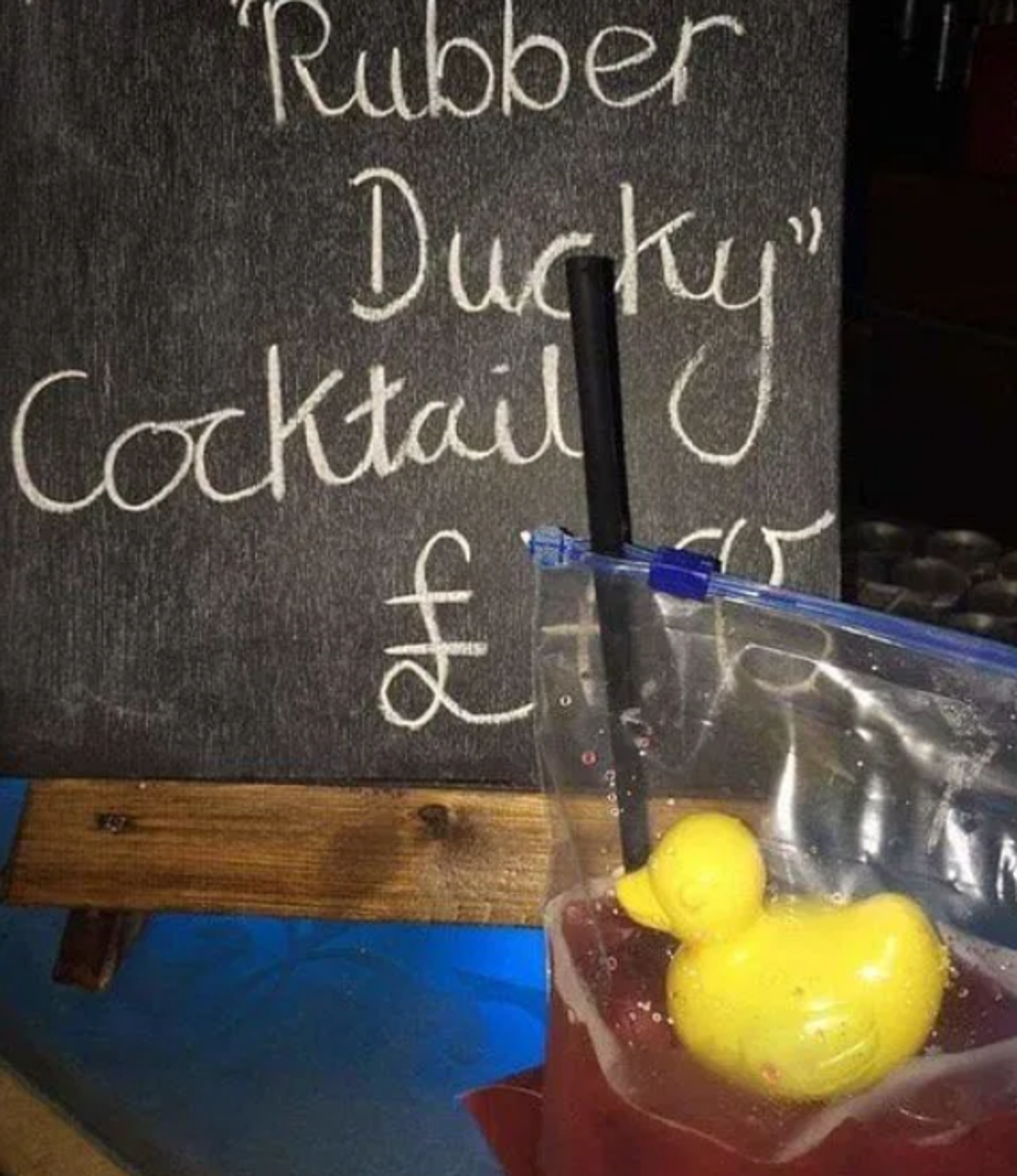 Nije samo hrana poslužena neobično, već i kokteli - plastična vrećica, slamka i patkica za kupanje.