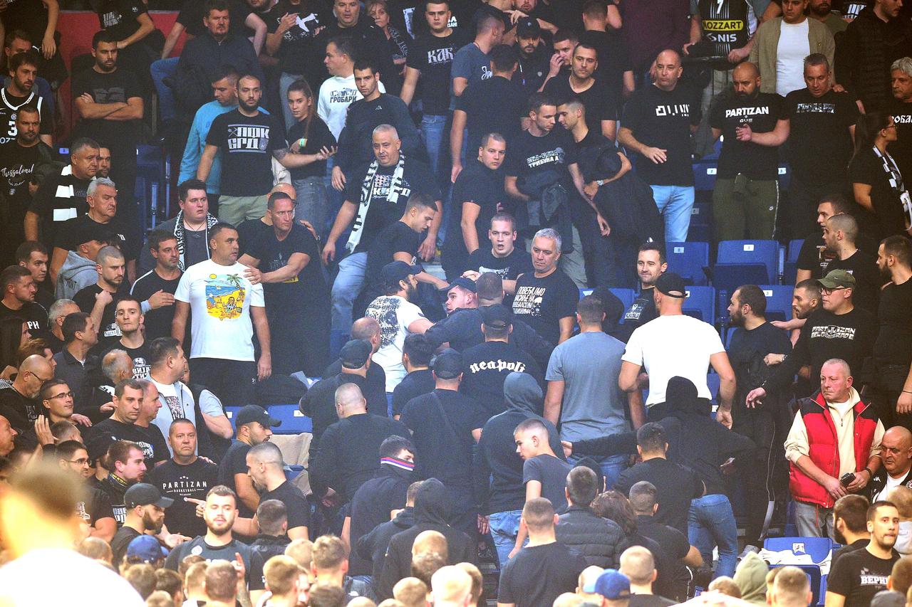 Beograd: Naguravanje navijača na utakmici između KK Partizan Mozzart Bet i BC Paris 