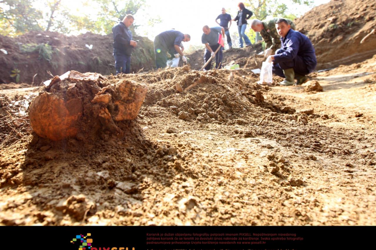 '22.10.2012. Zagreb - Iskopavanje masovne grobnice iz 2. svjetskog rata u Gracanima.  Photo: Boris Scitar/VLM/PIXSELL'