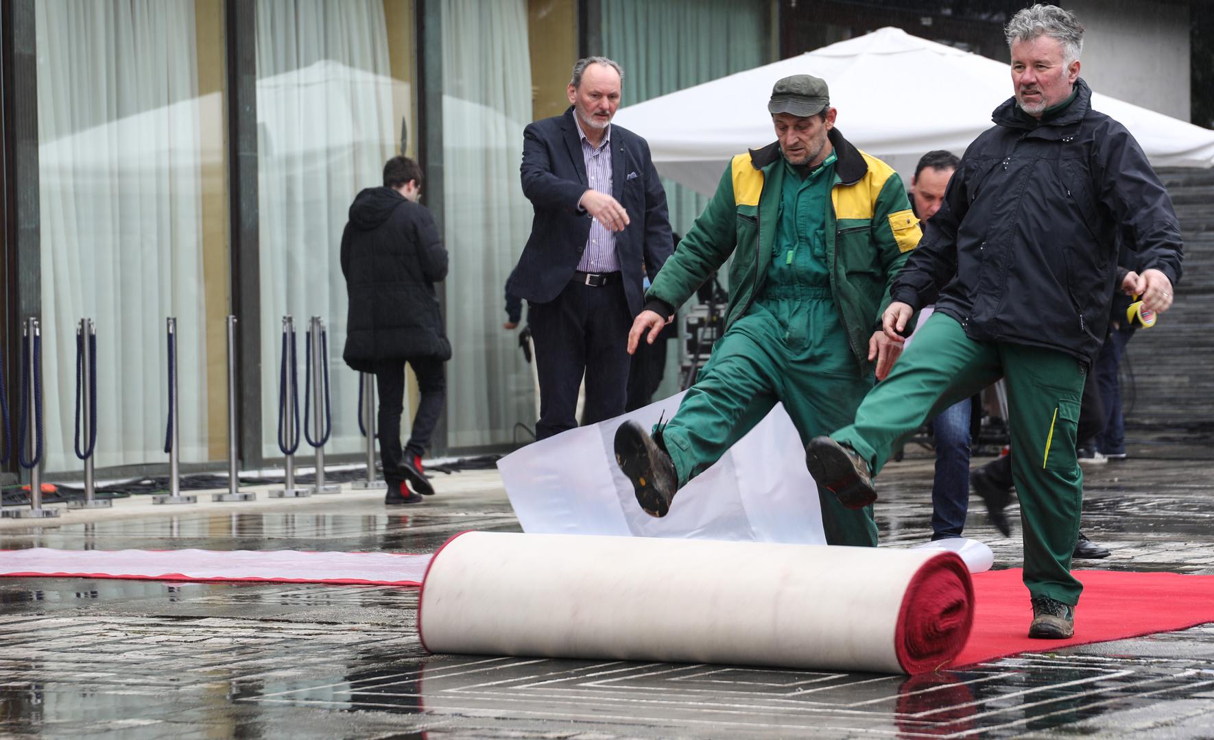 Prvi put nakon osamostaljenja Hrvatske inauguracija predsjednika nije se održala na Markovu trgu, već u skromnoj svečanoj dvorani na Pantovčaku, gdje je dotadašnja predsjednica Kolinda Grabar-Kitarović, u mirnoj primopredaji vlasti, ustupila svoje mjesto Milanoviću, koji ju je ispratio s buketom cvijeća.