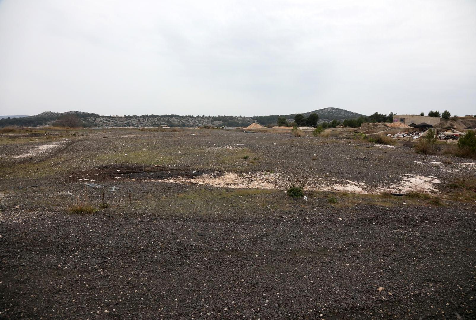25.02.2023., Sibenik - Ostaci otpadne troske na terenu bivse tvornice elektroda i feroleguta TEF u Sibeniku.
  Photo: Dusko Jaramaz/PIXSELL
