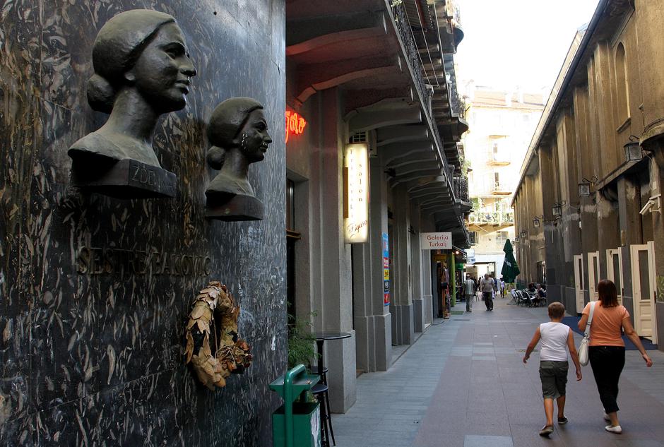 Prolaz sestara Baković