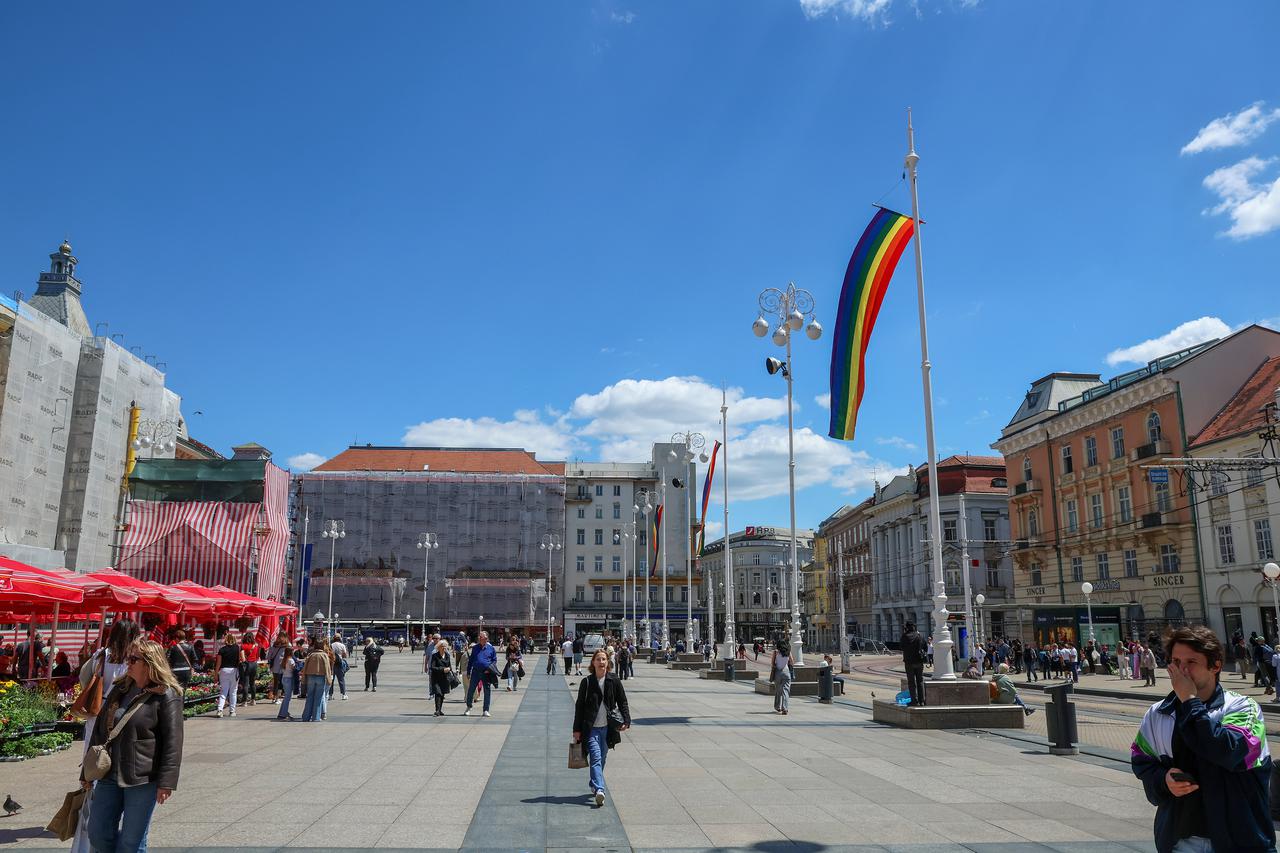 Zagreb: Zastave Republike Hrvatske zamijenile one duginih boja