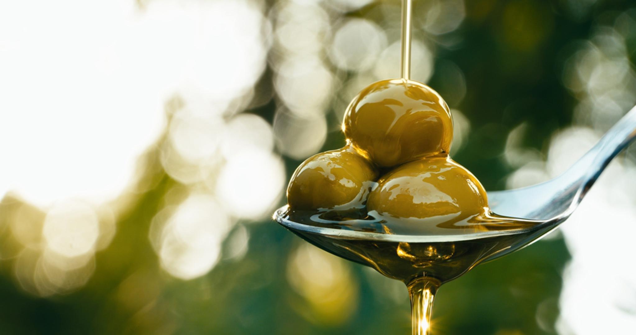 Maslinovo ulje: Ekstra djevičansko maslinovo ulje sadrži mononezasićene masnoće i polifenole koji snižavaju krvni tlak i upalne procese, a pritom čuvaju dobar (HDL) kolesterol. Ujedno djeluje kao zaštita od stvaranja krvnih ugrušaka i pomaže u stabilizaciji šećera u krvi.