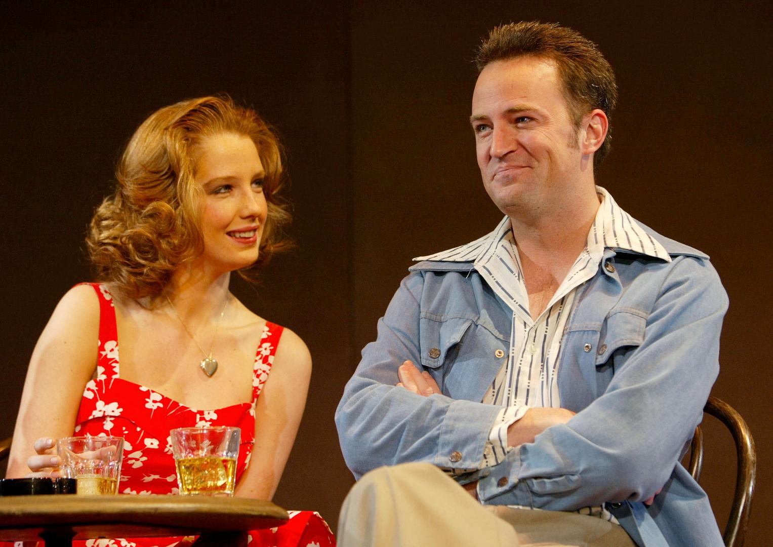 Glumac Matthew Perry i britanska glumica Kelly Reilly izvode scenu iz West End predstave 'Sexual Perversity in Chicago' u The Comedy Theatre u Londonu, 8. svibnja 2003. godine.