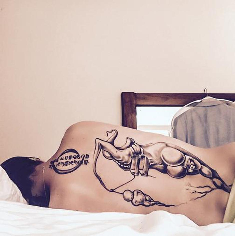 Ella Dvornik,tetovaža