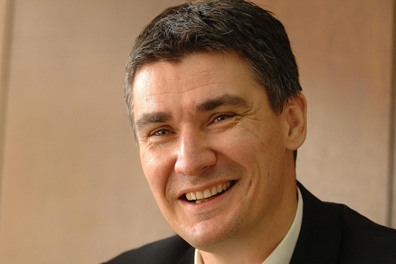 \'VARAZDIN/MEDJIMURJE- 25.09.09., Cakovec, Hrvatska- Predsjednik SDP-a Zoran Milanovic u posjetu Cakovcu gdje je sa stranackim kolegama obisao Medjimurje. Photo: Vjeran Zganec-Rogulja/VLM\'