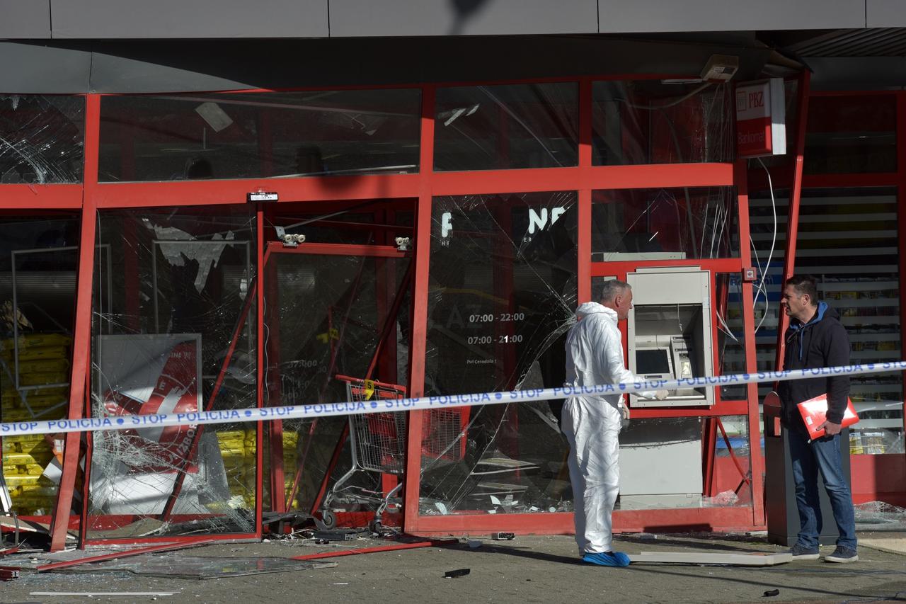 Razvaljen bankomat u Zadru