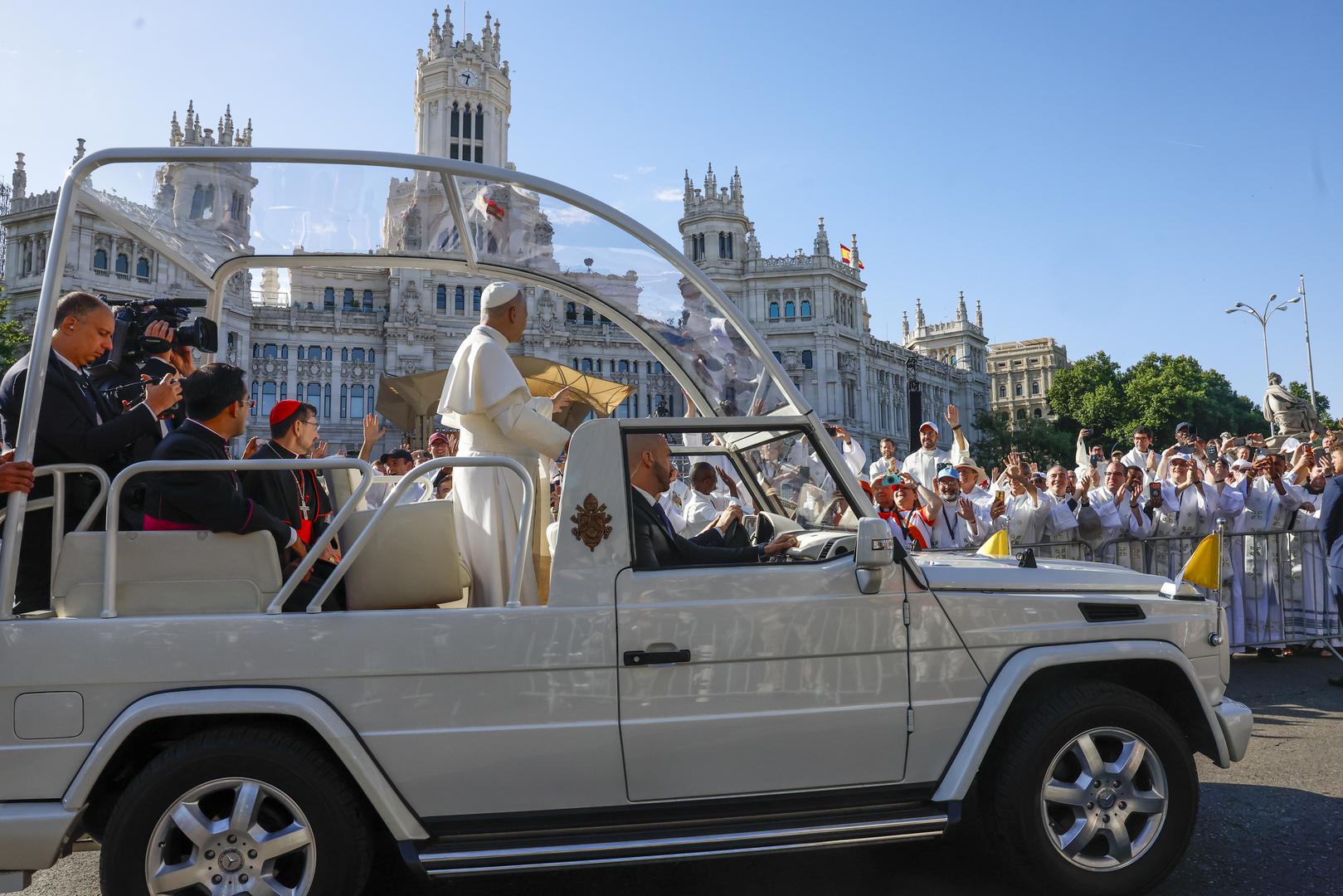 Više od milijun ljudi ispunilo je ulice Madrida i jedan od glavnih trgova u nedjelju ujutro kako bi nakratko vidjeli papu Lava dok se probijao prema misi na otvorenom, koja se očekuje kao najveći događaj tijekom njegova tjednog posjeta Španjolskoj.