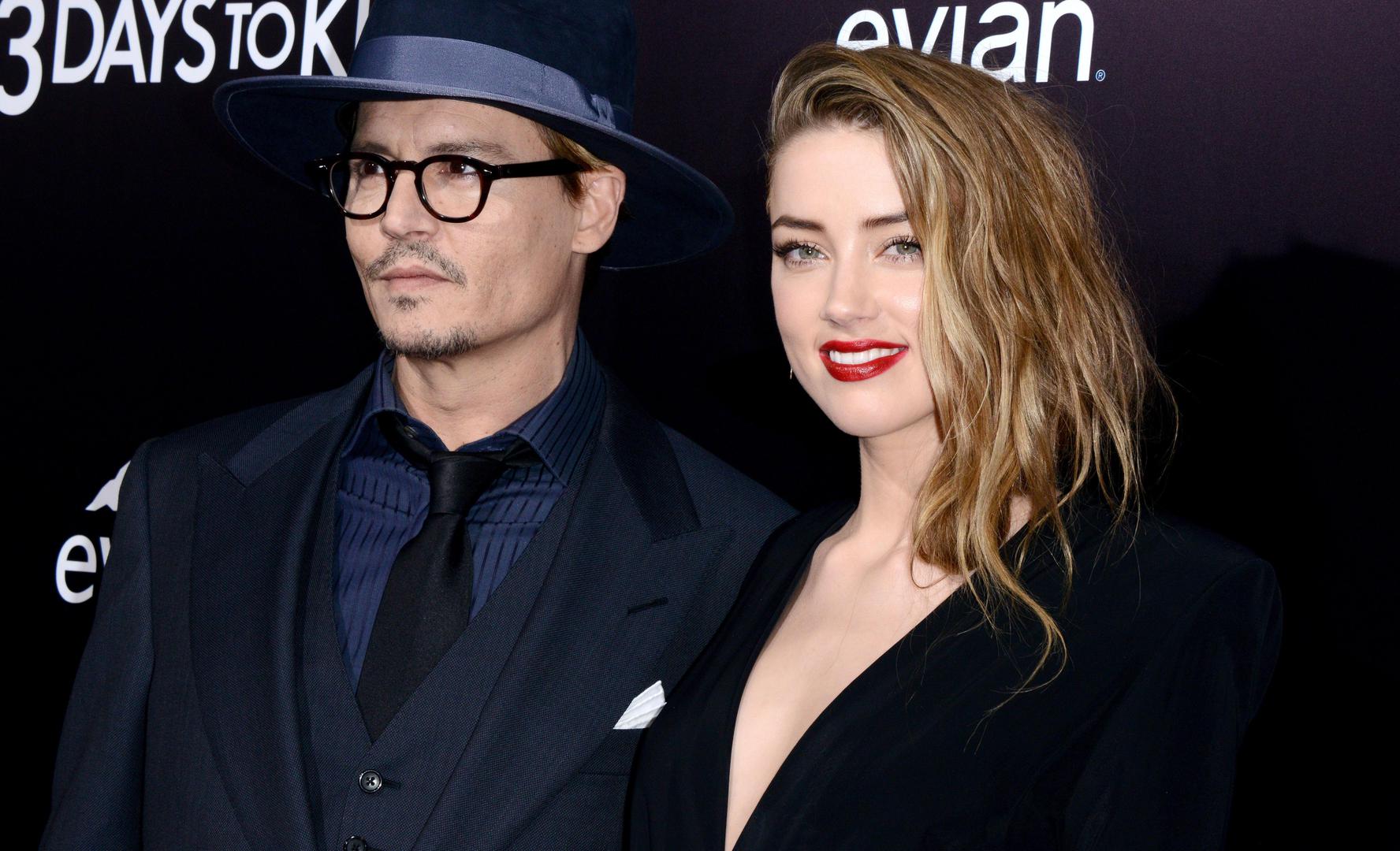 Par se rastao  nakon 15 mjeseci braka, a Amber je tada optužila Deppa za fizičke napade te za psihičko zlostavljanje. 