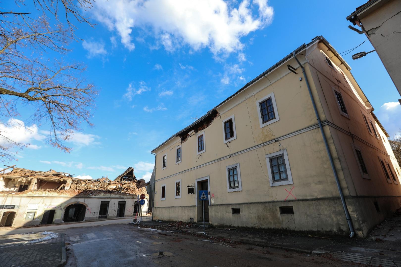 02.02.2021., Petrinja - Nakon tmurna i hladna vremena razrusenu Petrinju zagrijalo proljetno sunce. Prazan grad s pokojim prolaznikom djeluje sablasno.  Photo: Robert Anic/PIXSELL
