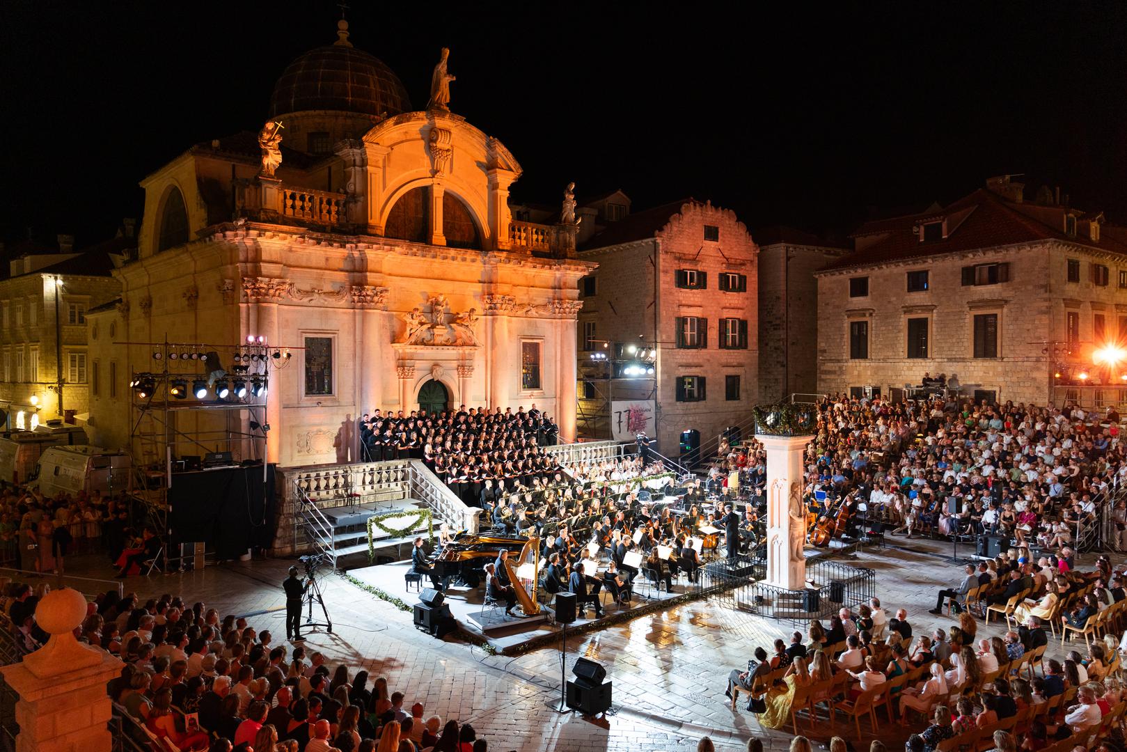 Minhenski radijski orkestar otvorio je glazbeni dio programa 77. Dubrovačkih ljetnih igara izvedbom kantate Carla Orffa "Carmina Burana" u subotu, 11. srpnja ispred dubrovačke crkve sv. Vlaha