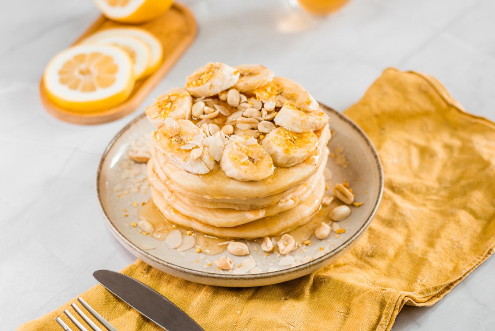 Proteinske palačinke od banane i jaja: Pomiješajte jednu bananu s 2 jaja i ispecite mini palačinke. Slatke su bez dodatnog šećera i idealne za one koji vole nešto 'pekarsko', ali zdravo. Ove palačinke su odličan izbor i za djecu jer su prirodno slatke, ali bez praznih ugljikohidrata.