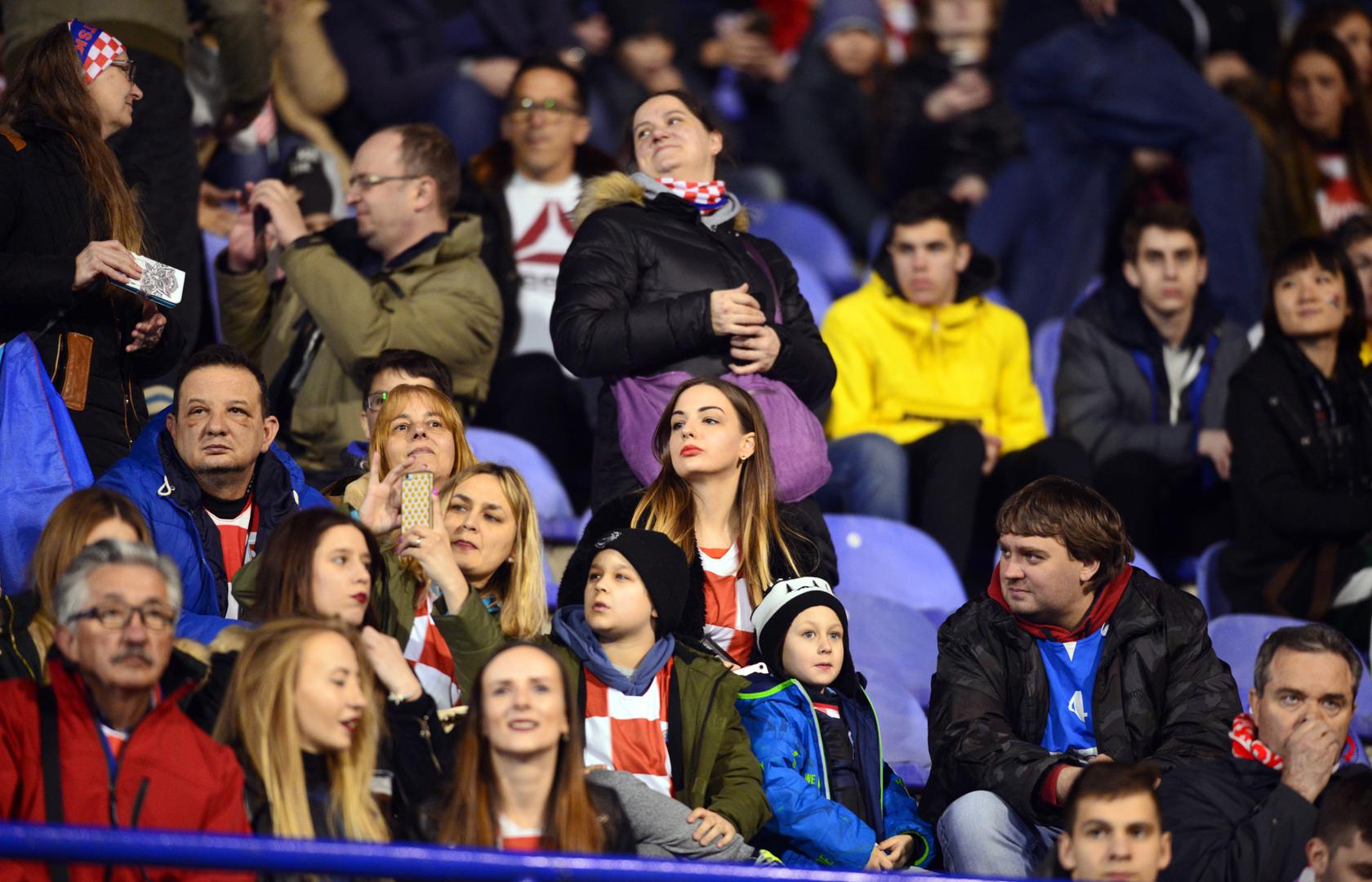 Najglasniji su bili navijači na sjeveru koji su nakon što je Hrvatska primila gol u 19. minuti još glasnije skandirali “u boj, u boj”. 