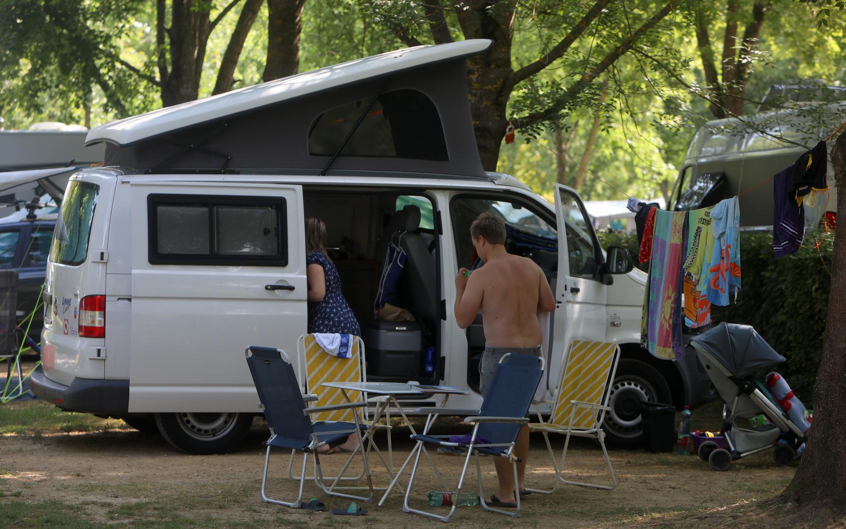 11.08.2021., Duga Resa - Autokamp Slapic na rijeci Mreznici u Belavicima popunjen je stranim i domacim turistima. Osim gostima iz Skandinavskih zemalja Nizozemske, Svedske, Njemacke i Austrije rijeka Mreznica sve je popularnija i medu Hrvatima ljetuju u ovom kampu.Photo: Kristina Stedul Fabac/PIXSELL