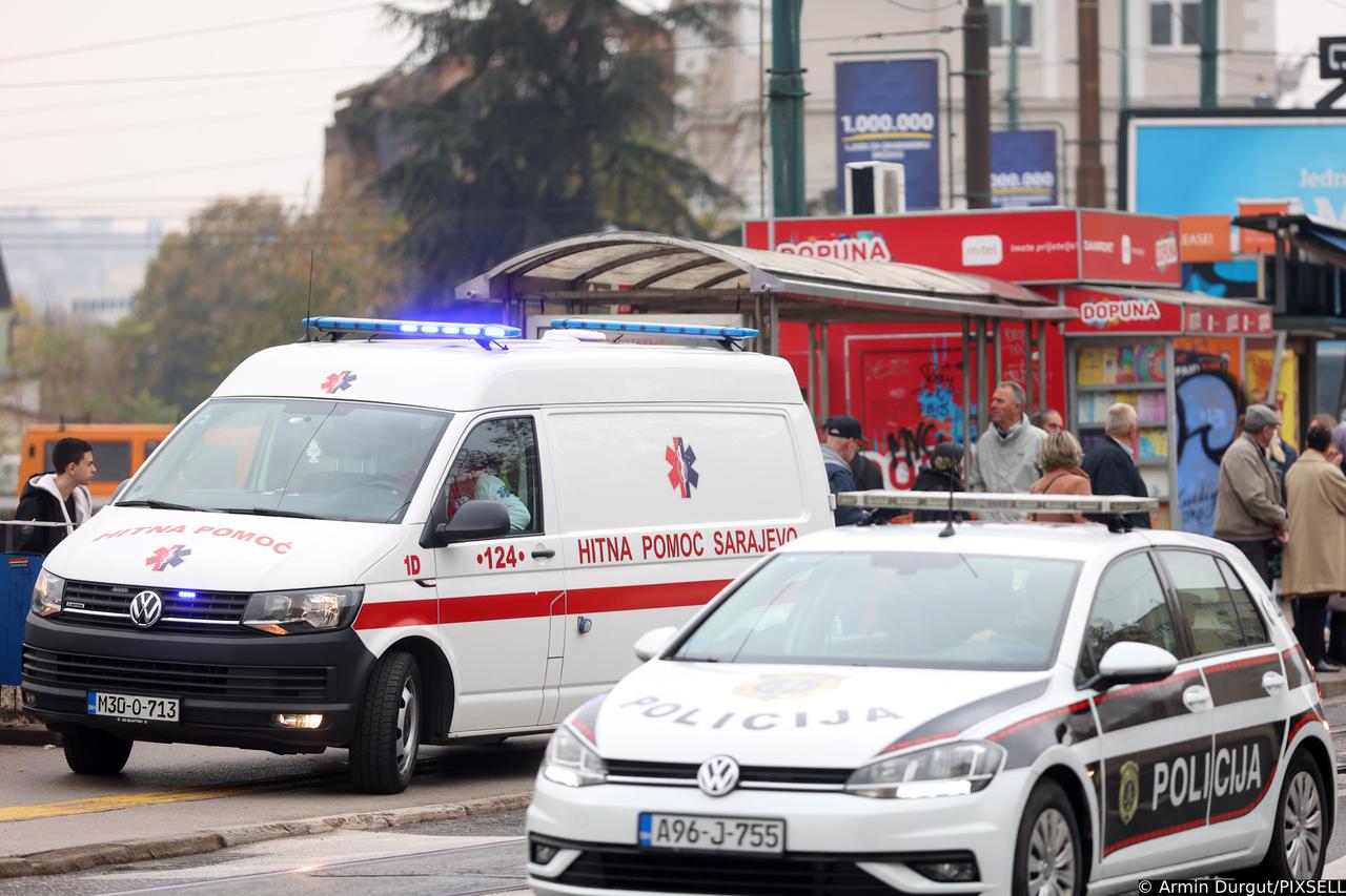 Vozilo Htne pomoći na tramvajskoj stanici na Skenderiji u Sarajevu