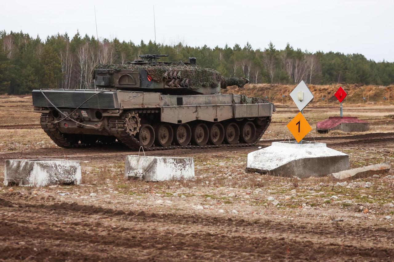 Polish President Andrzej Duda visits Ukrainian soldiers training on Leopard 2 A4 tanks in Swietoszow