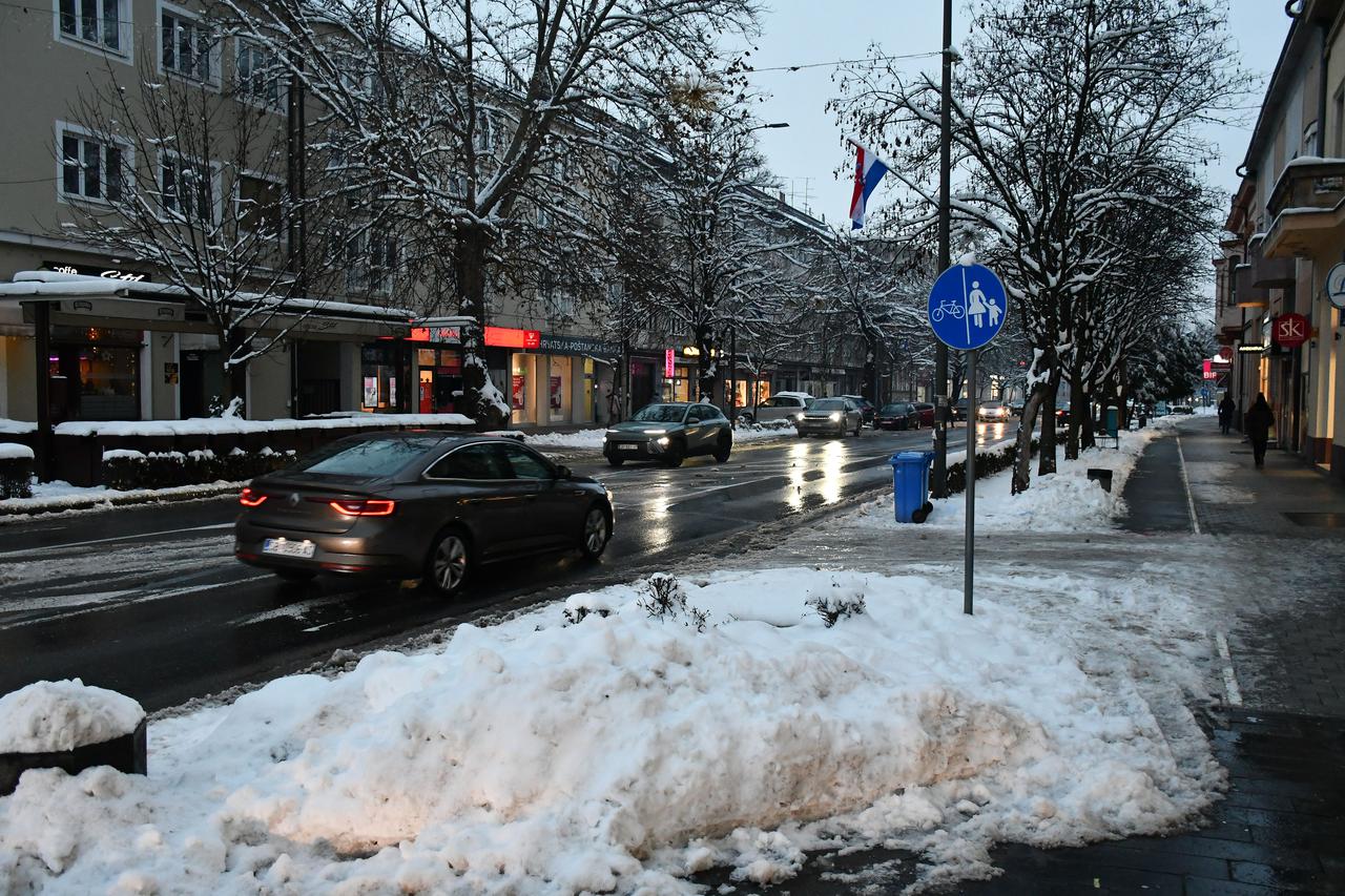 Slavonski Brod: Ledena kiša u poslijepodnevnim satima ubrzo je stvorila opasnu poledicu