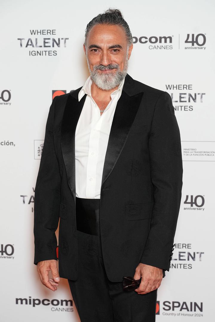 Inače, Selim ima vrlo zanimljivu životnu priču. Rođen je u Iraku u gradu Kirkuk, ali je u posljednjim danima iransko-iračkog rata regrutiran kao vojnik u 12. godini te ga je njegova obitelj ilegalno vratila u Tursku. On je svoje obrazovanje nastavio u Turskoj, gdje je 2000. diplomirao, a ubrzo počeo glumiti u Turskom narodnom kazalištu. Karijeru televizijskog i filmskog glumca počeo je 2006. godine.