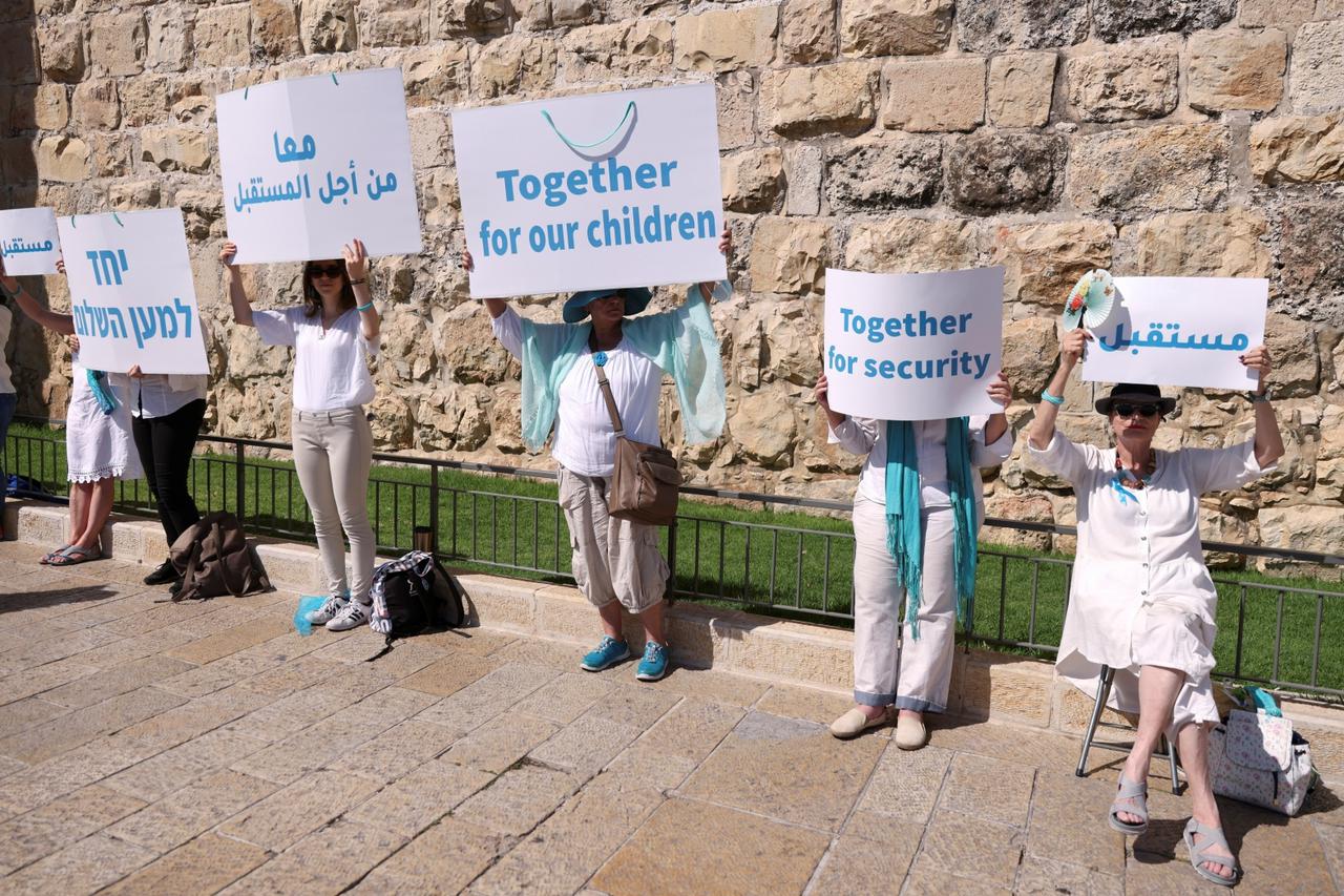 Židovski i arapski aktivisti okupili su se jučer u Jeruzalemu, duž zidina Staroga grada, i pozvali na suživot i prekid nasilja s porukama poput: “Zajedno za našu djecu”....