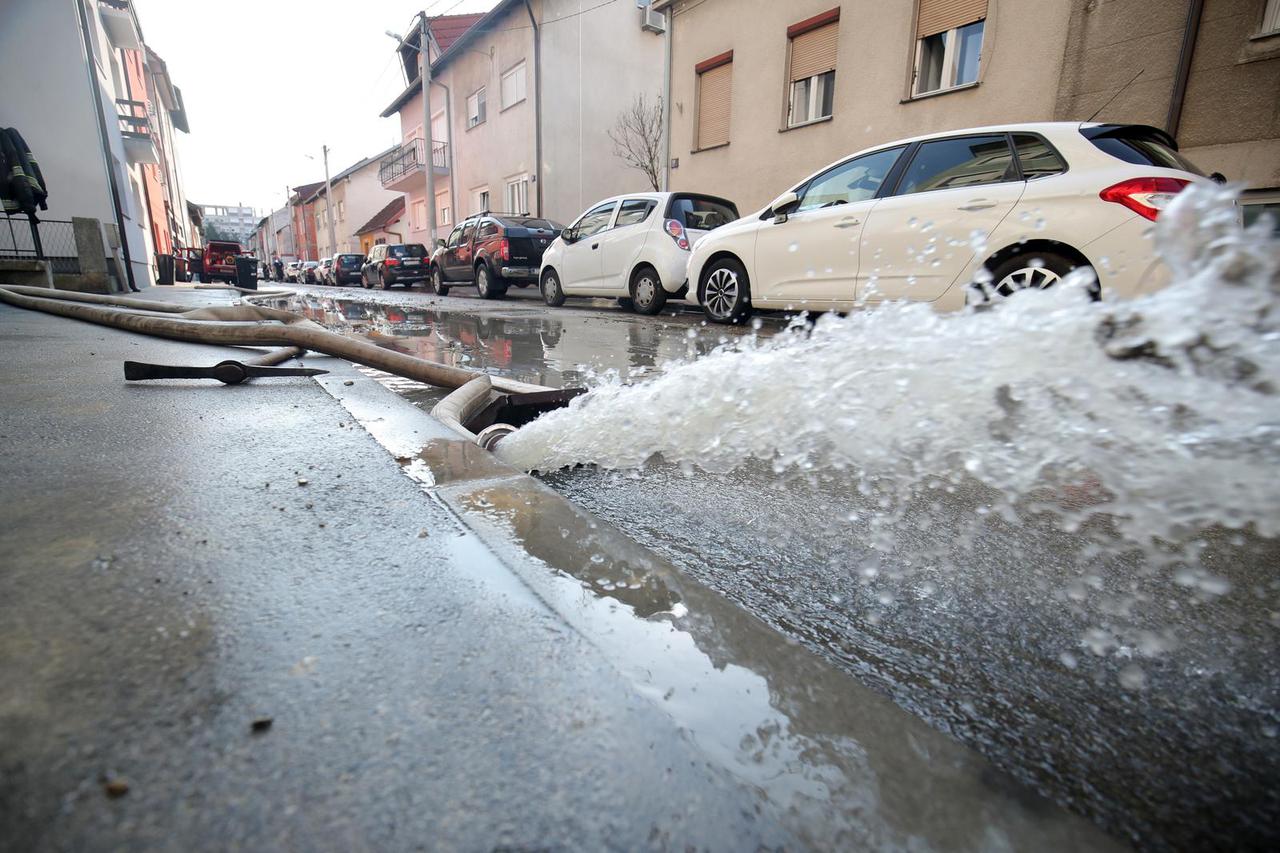 Zagreb: Zbog puknute cijevi poplavljen dio Trešnjevke, sanacija u tijeku