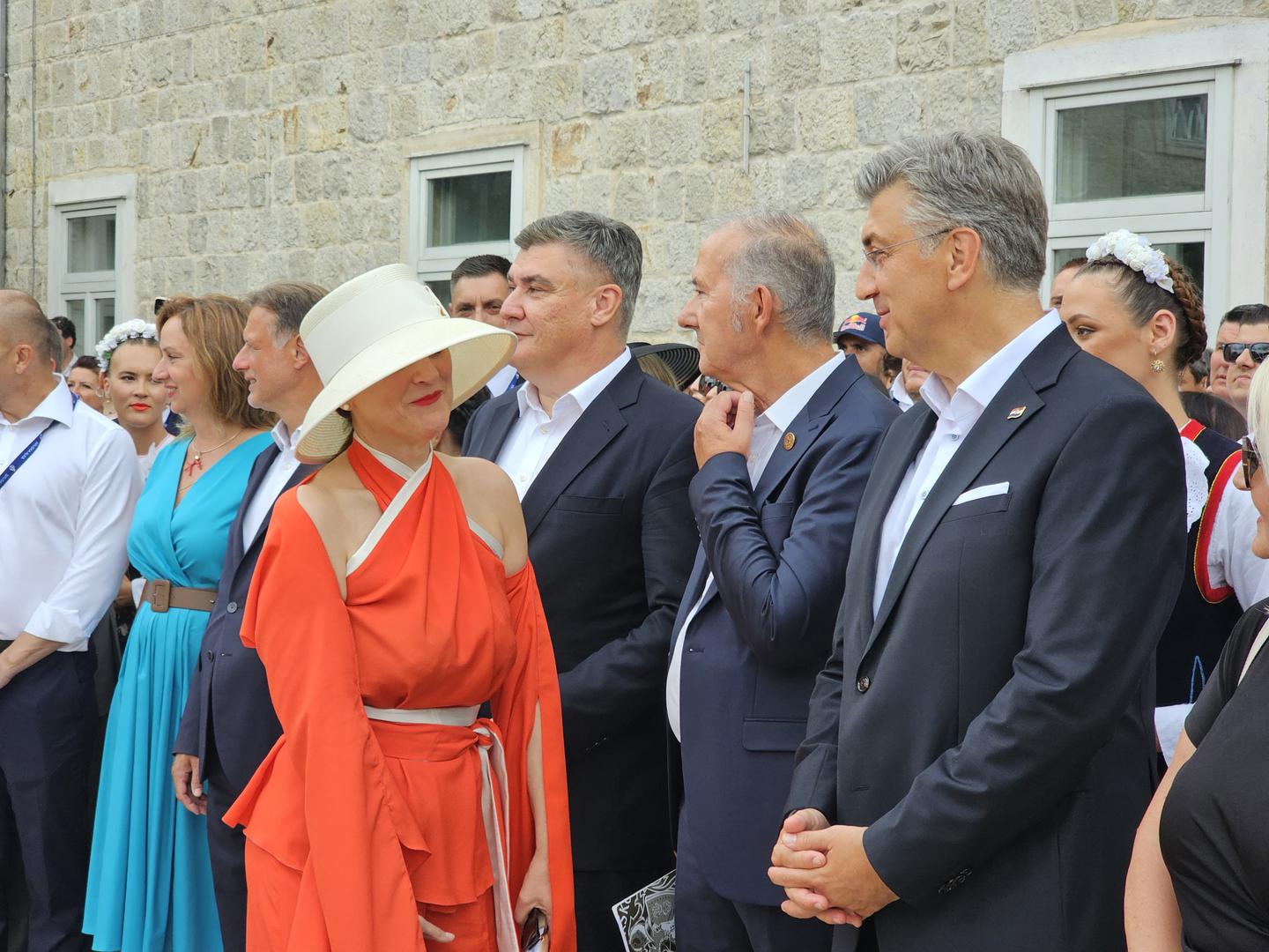 Sanja je oduševila crveno-bijelom kombinacijom koja se sastojala od crvenih hlača i topića s nesvakidašnjim rukavima te bijelog šešira u stilu američkih prvih dama.