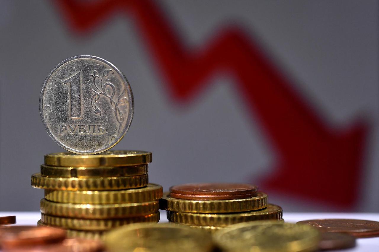 Ruski rubalj pao je 30 posto što je najniža razina u povijesti 