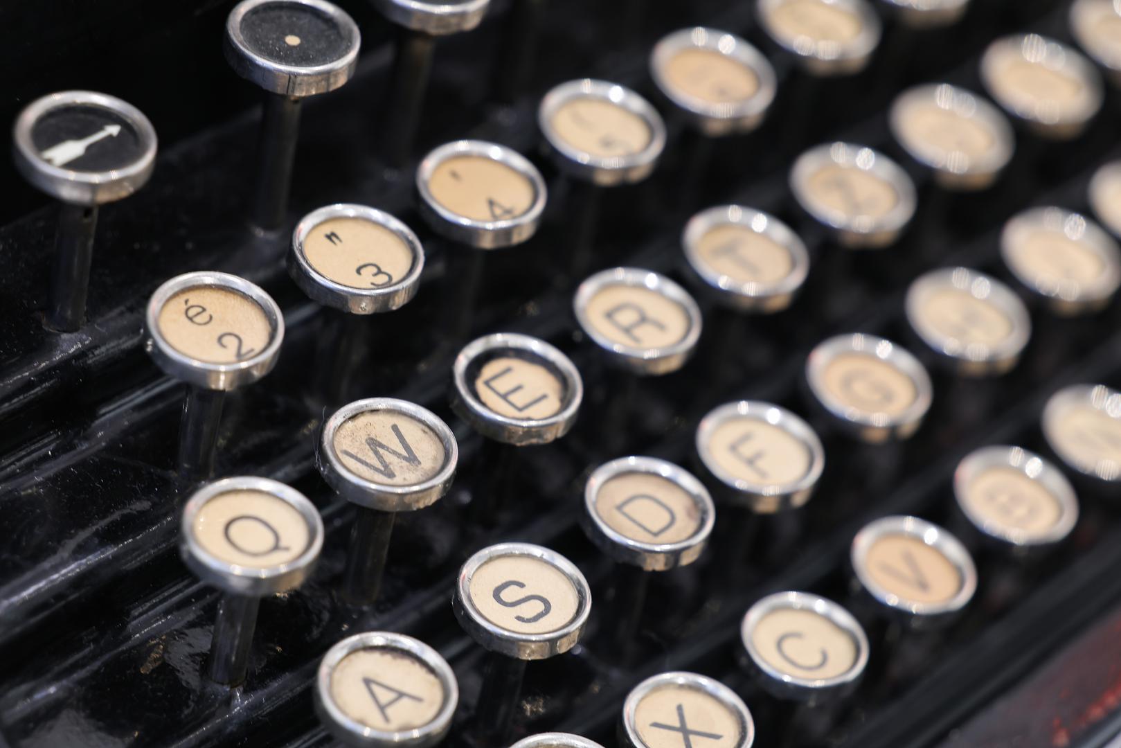 Koraljka Vlajo, također voditeljica projekta, rekla je više o samim zbirkama na temelju kojih je izložba nastala. "Mene uvijek beskrajno veseli kada naše zbirke žive, a ovo je savršen način da one zapravo ožive. Prvo što smo mi napravili u tom smislu je da smo zbirke digitalizirali, a bez čega ne bi ni bilo ovog projekta jer je to bio način da ih predstavimo drugima. A njihovo otvaranje istraživanju ne samo povjesničara umjetnosti, teoretičara dizajna i zainteresiranih dizajnera, već i puno širem krugu ljudi, je upravo ono čemu mi služimo“", zaključila je Vlajo