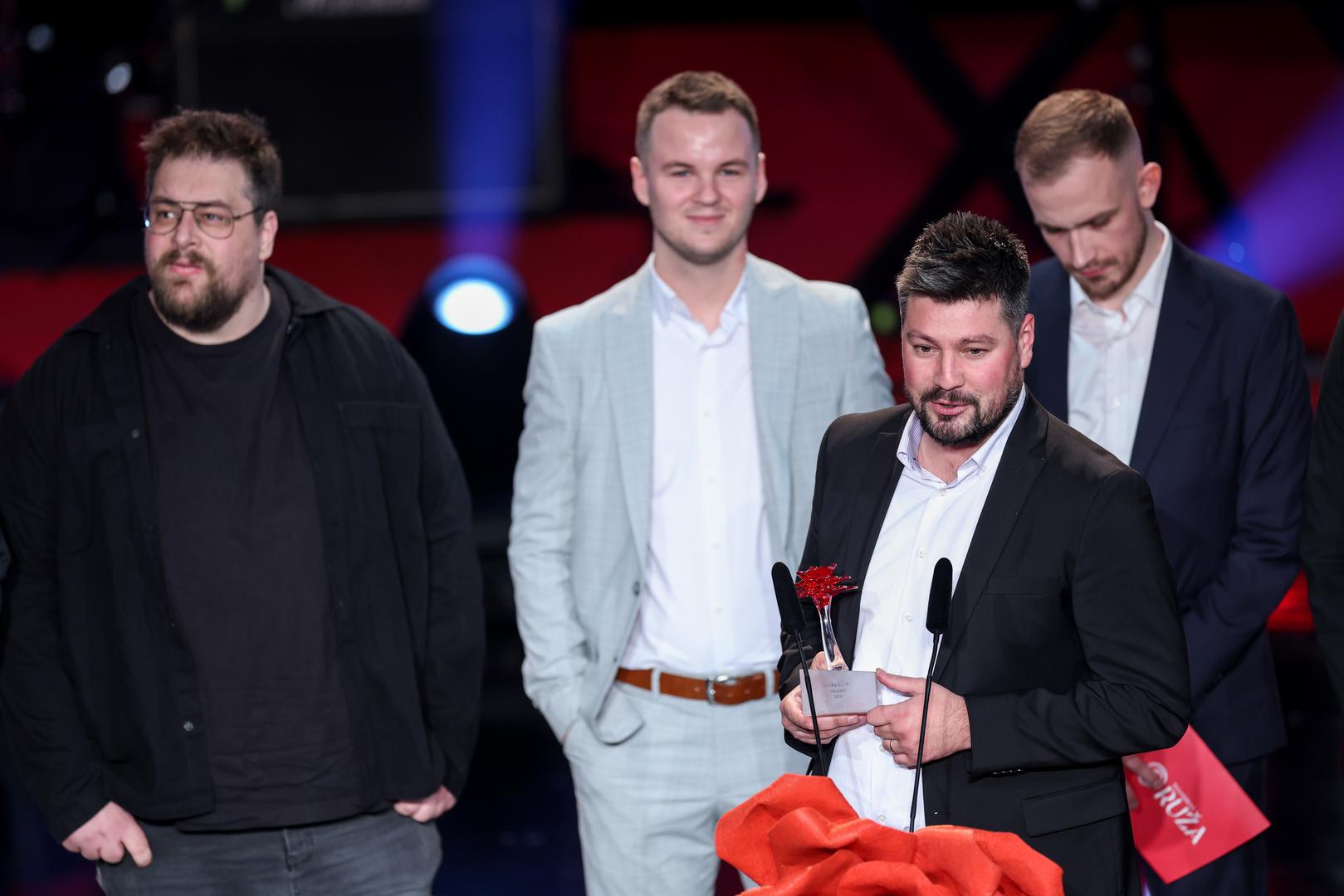 Najmlađa kategorija, Digitalna ruža, koja se dodjeljuje od 2022. godine, pripala je popularnom podcastu "Tribina". Predstavnik ekipe, Mihovil, zahvalio je gledateljima i svima koji sudjeluju u stvaranju podcasta, istaknuvši kako je "veliki gušt raditi nešto što je hobi i velik je gušt kad te prepoznaju zbog toga."