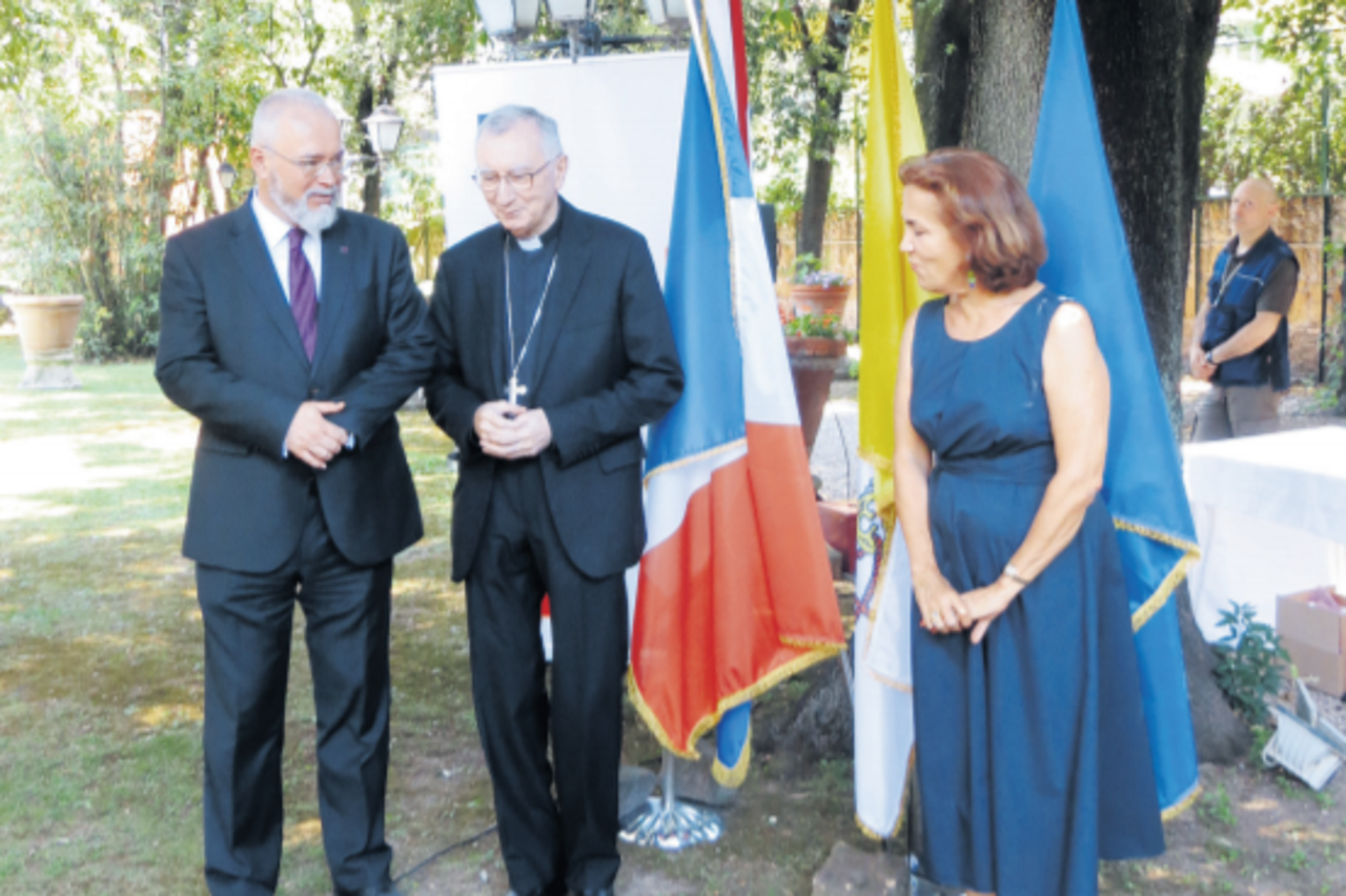 Hrvatski veleposlanik u Vatikanu Neven Pelicarić vrsni je kuhar koji sam priprema jela na svečanim primanjima