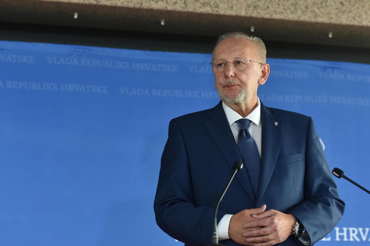 Zagreb: Nakon sjednice Vlade ministar Božinović dao izjavu za medije