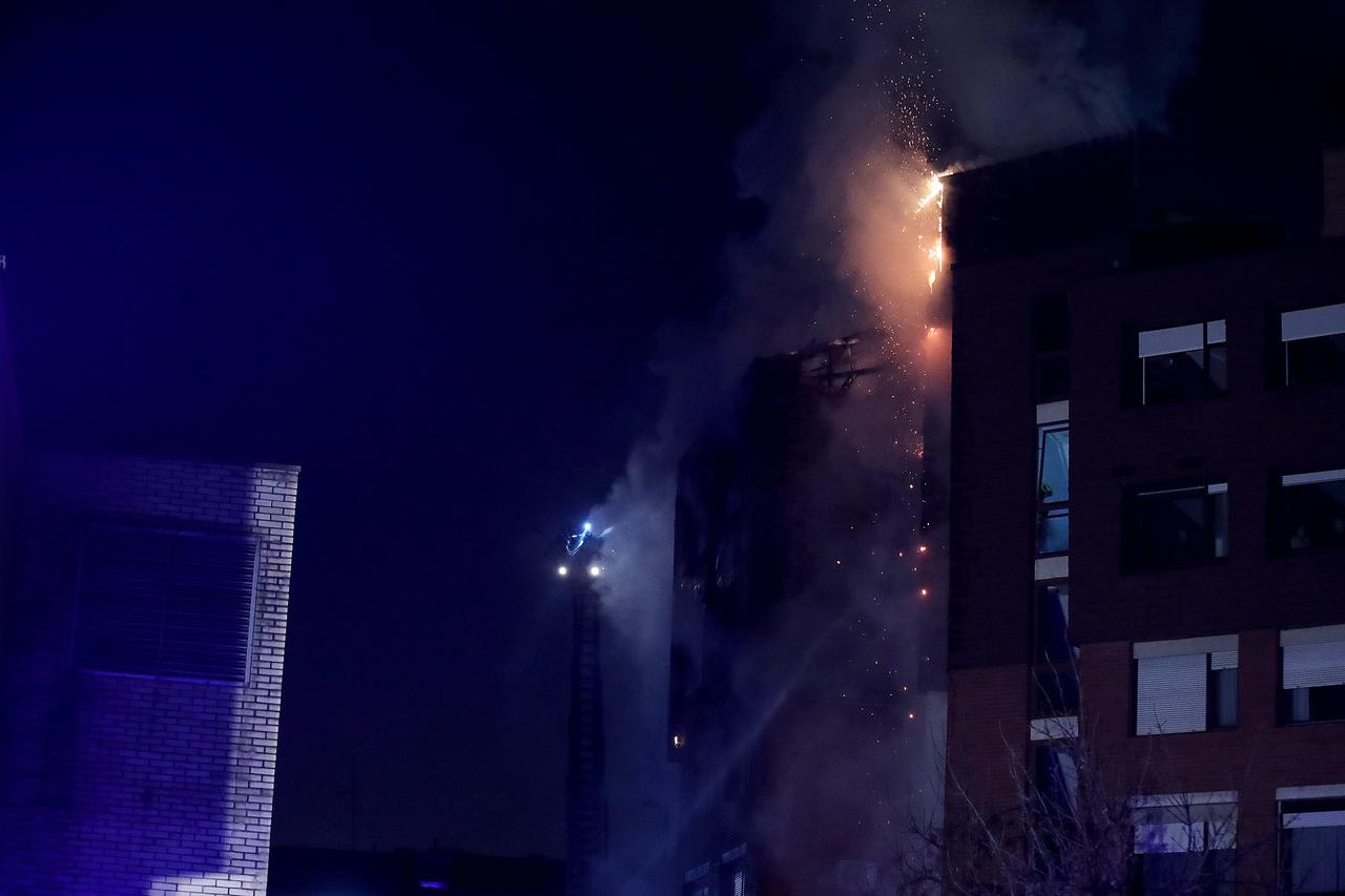 Zagreb: Izbio veliki požar u stambenoj zgradi u Ulici Jakova Gotovca