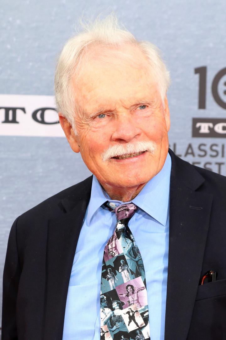 Ted Turner izbačen je iz škole nakon što je u dom doveo djevojku. NAkon toga radio je u očevoj agenciji za oglašavanje, no tada još nije nitko mogao ni pomisliti da će jednog dana Ted osnovati Cable News Network ( CNN) i postati jedan od najbogatijih ljudi na svijetu. 