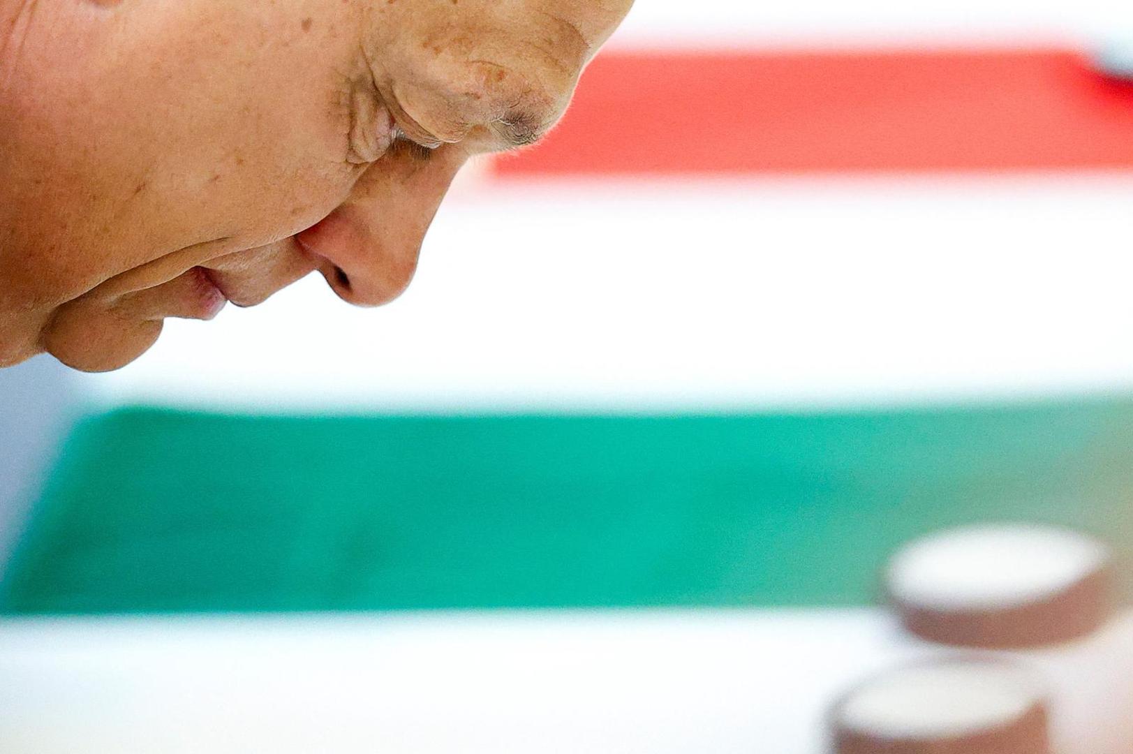 Na izborima 1998. Fidesz i njegovi saveznici osvojili su najveći broj parlamentarnih mjesta, stranka je formirala koalicijsku vladu, a Orbán je postao premijer, stoji u njegovoj biografiji na stranici Britannica. 

