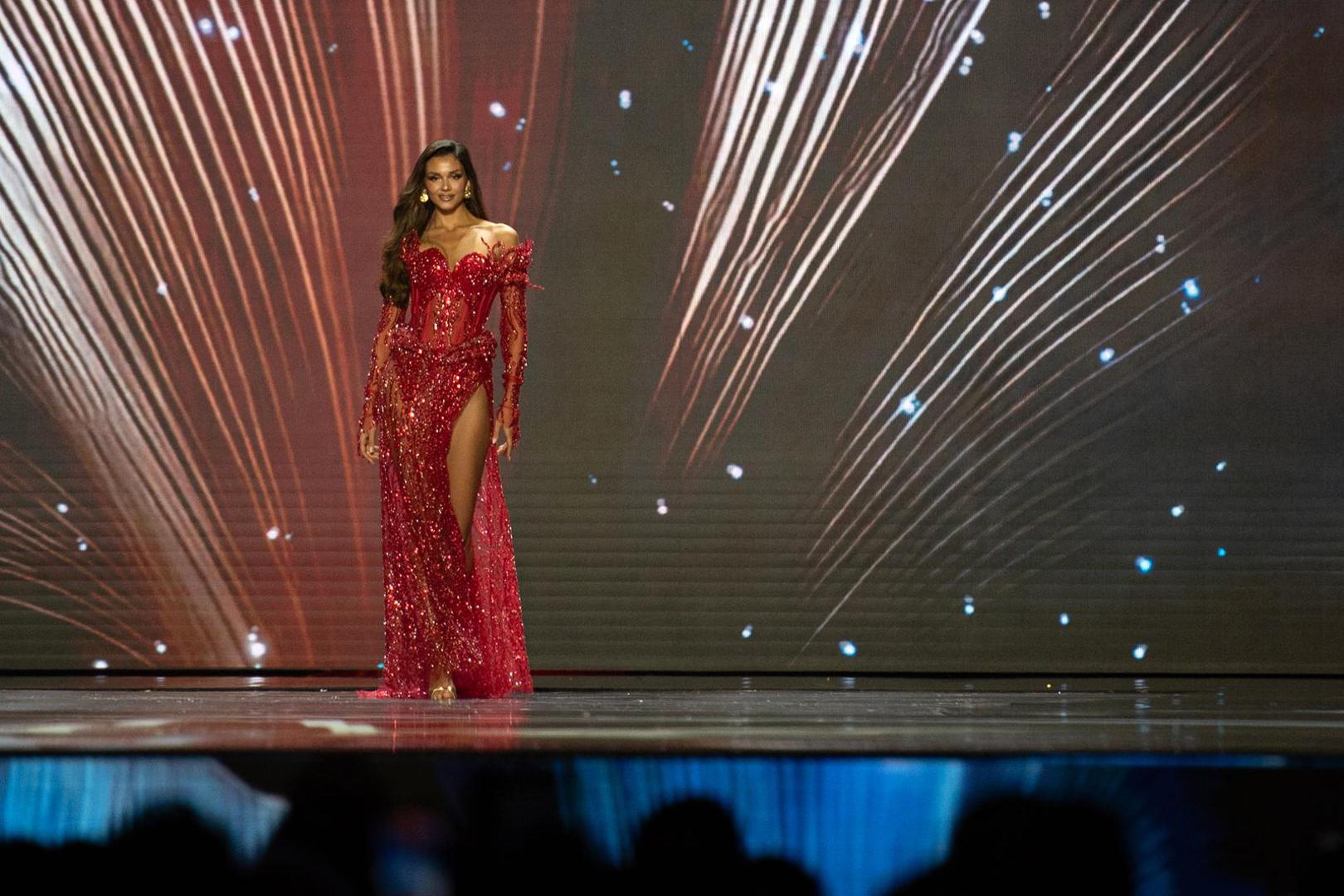 Tu je bila i duga, crvena haljina koja podsjeća na koralje, ali kupaćim kostimima Laura je pokazala svu raskoš svoje figure.