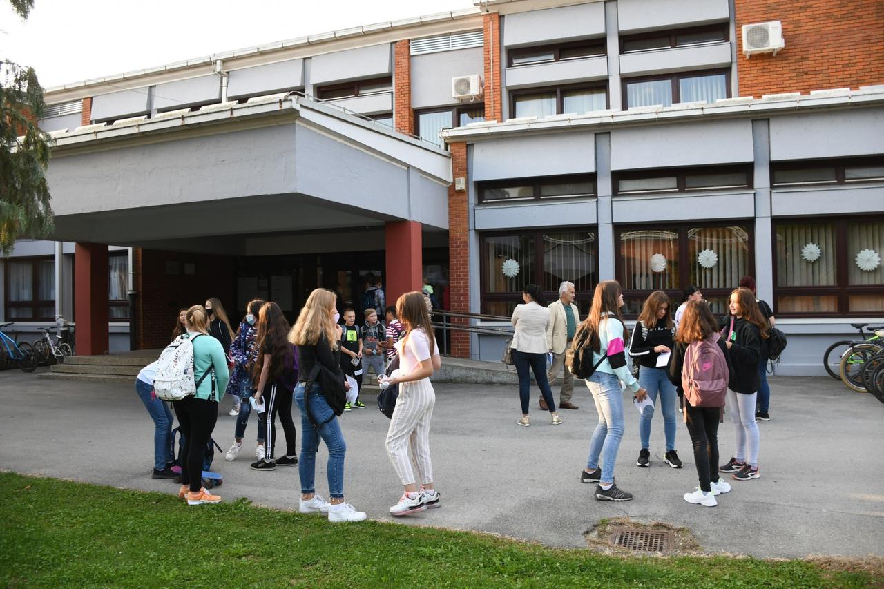 Bjelovar: Po prvi puta i bjelovarski učenici prvi dan škole dolaze s maskama