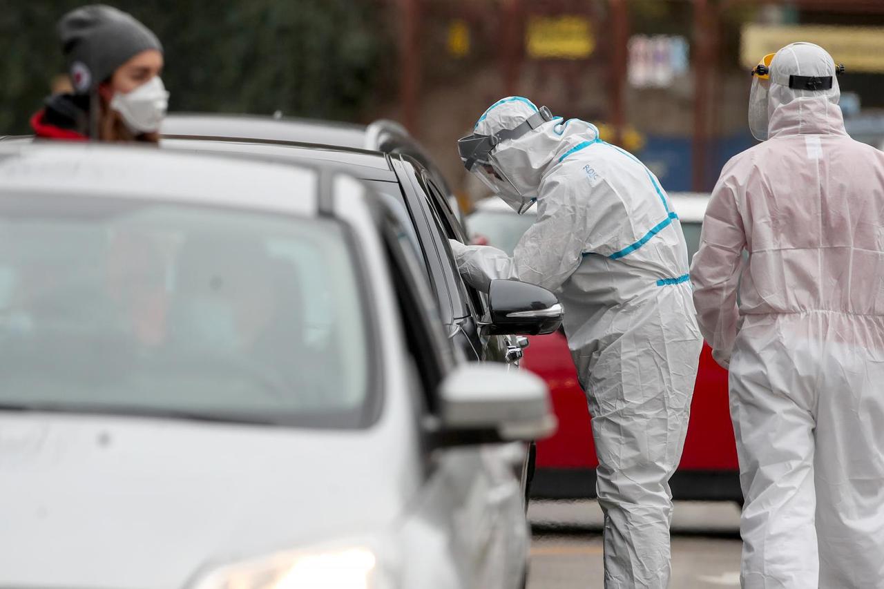 Gužve na testiranje ispred Nastavnog zavoda za javno zdravstvo Andrija Štampar